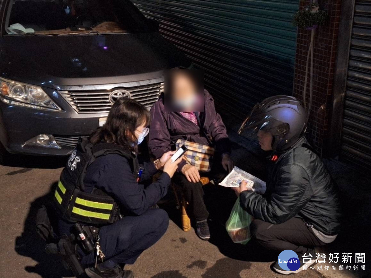 8旬老婦身體不適倒臥路旁,員警發現即時救護。