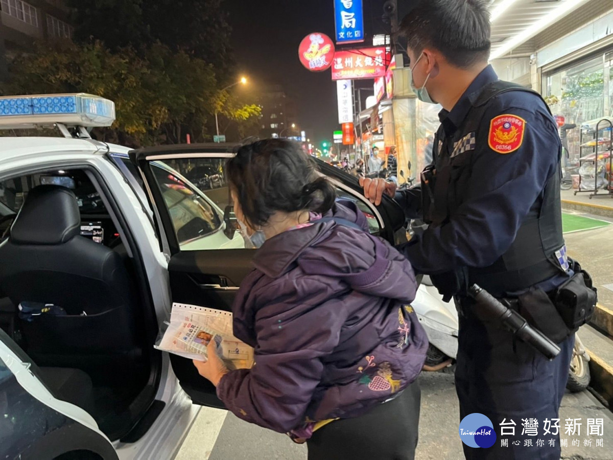 8旬老婦身體不適倒臥路旁,員警發現即時救護。