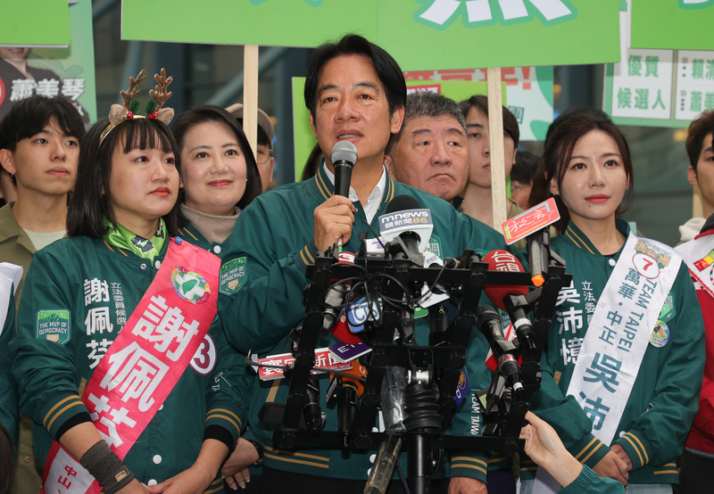 民進黨全體黨公職今日上午7時半,同步在全國各縣市逾千處站路口拜票,賴清德也親自站上台北小巨蛋路口問候民眾。中央社