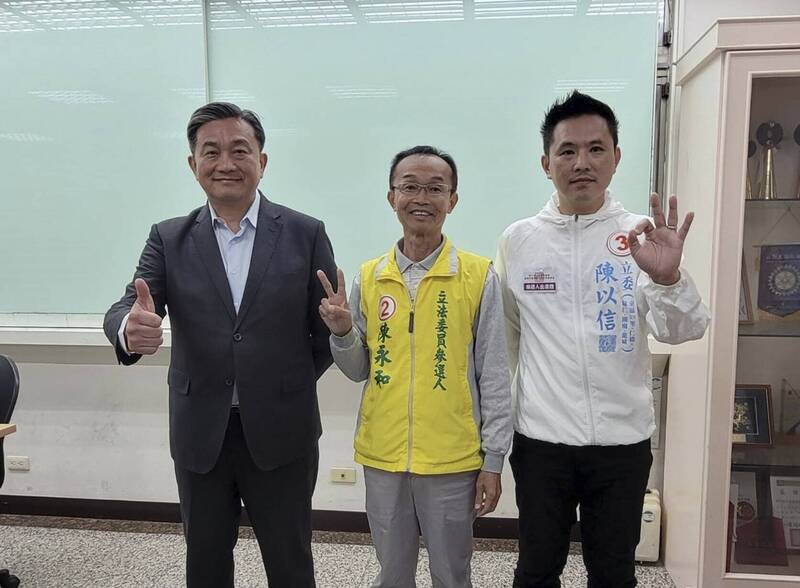 台南市第六選區立委候選人王定宇(左起)、陳永和、陳以信今天參加公辦政見會。台南市選委會提供