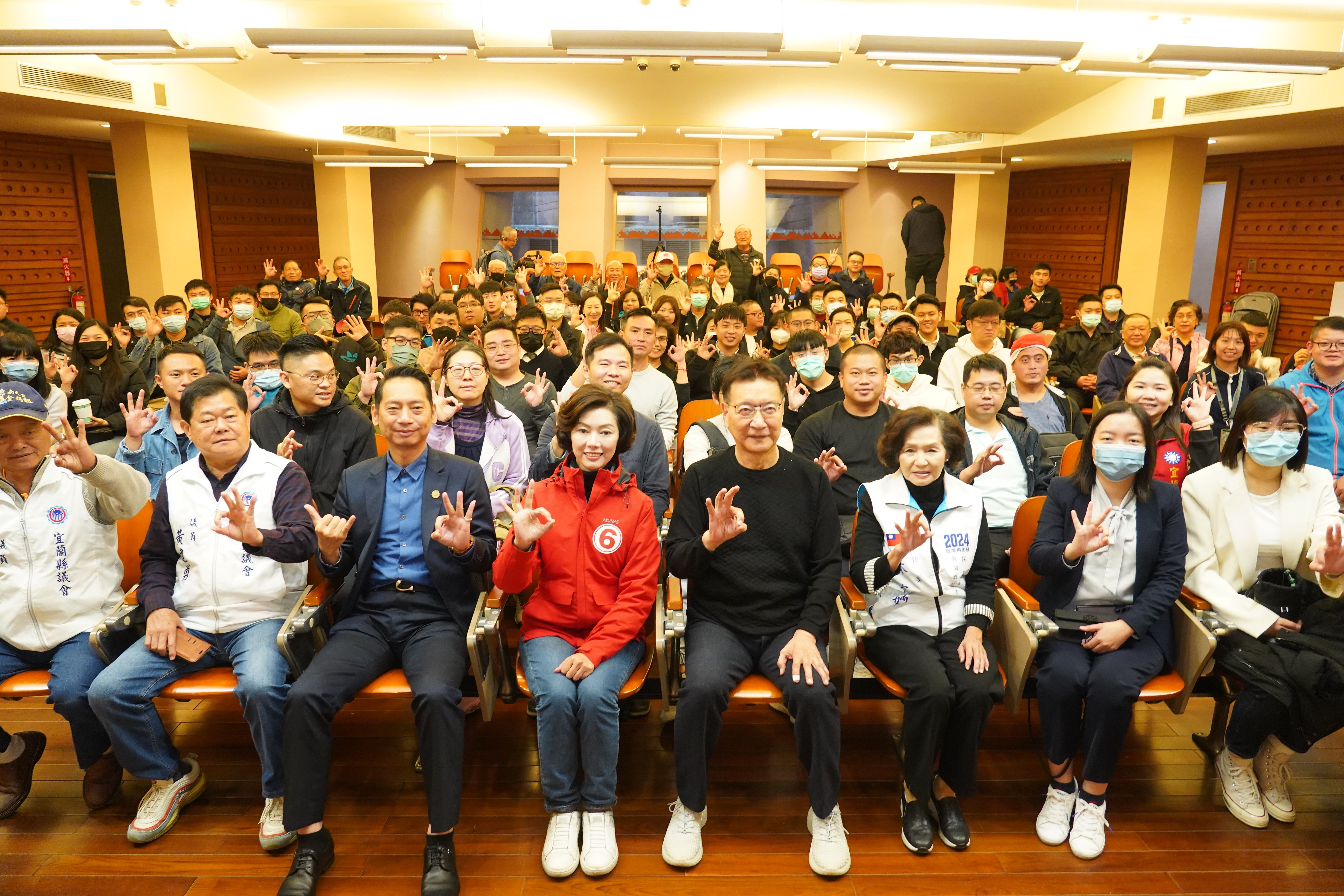 選舉倒數10天,立委選情緊繃的宜蘭,國民黨立委候選人黃琤婷與副總統候選人趙少康與青年座談。林泊志攝