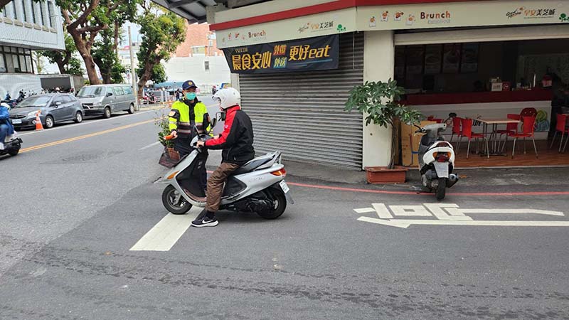 東警路口大執法,加強取締未停車再開。圖/臺東縣警察局交通隊