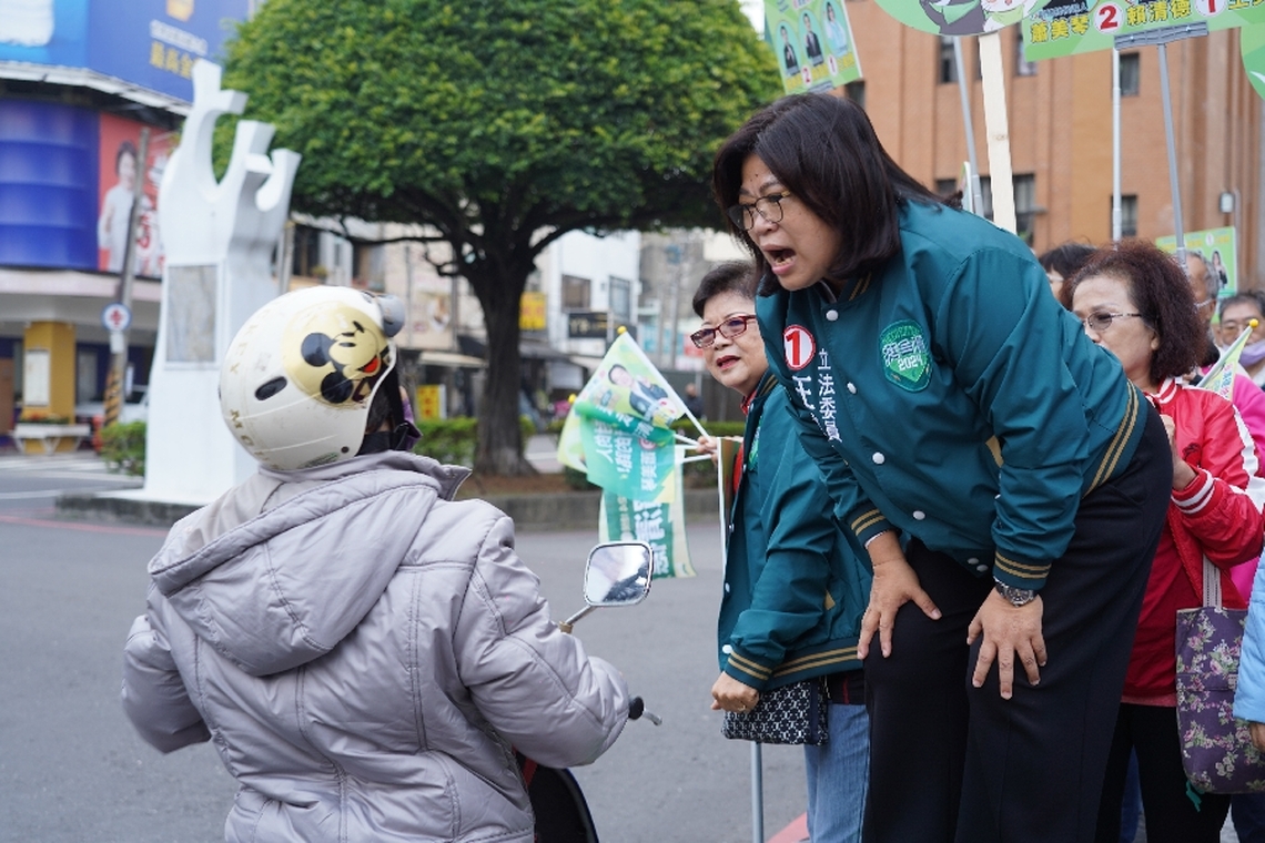 選前10天 王美惠站路口、車掃、造勢大催票