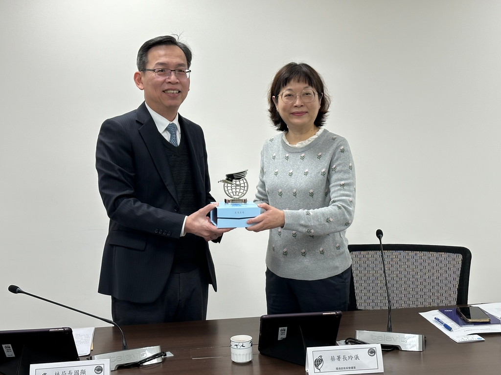 林國顯局長致贈蔡玲儀署長紀念品（圖：交通部民航局）