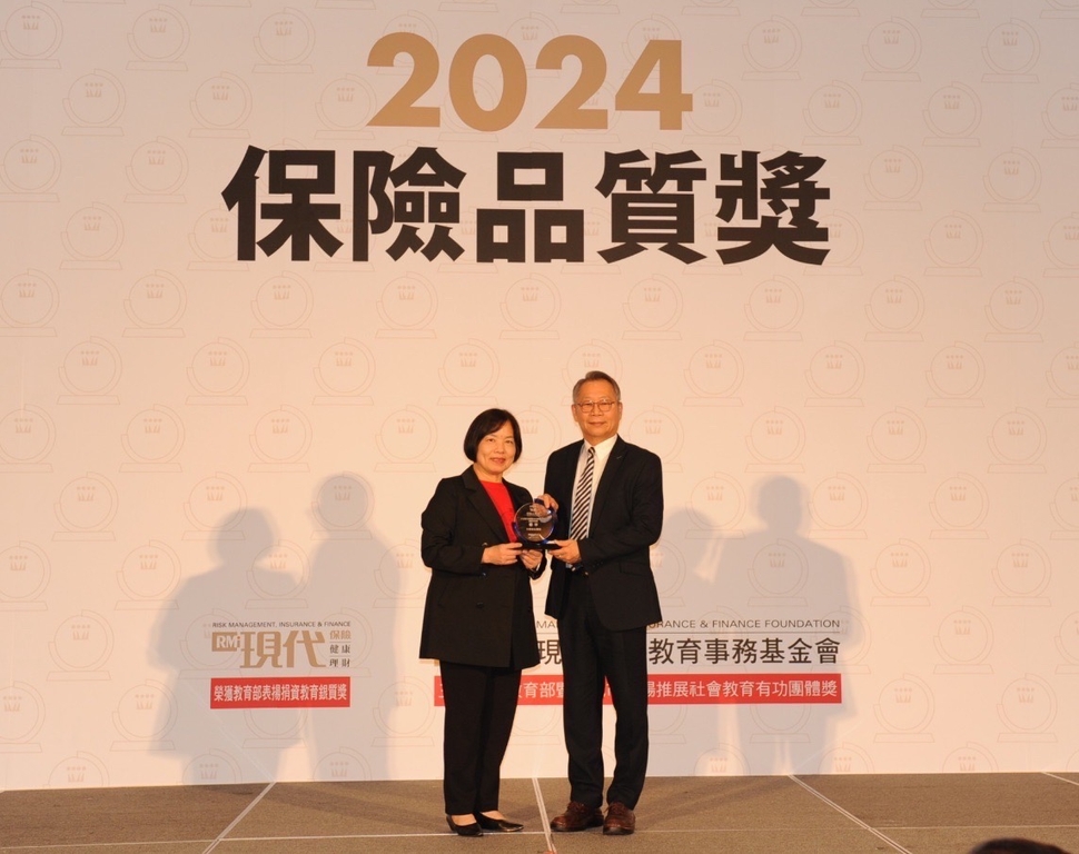 中華郵政獲頒「2024保險品質獎」3項優等殊榮，由副總經理邱鴻恩（右）代表出席，接受金管會保險局長施瓊華（左）頒獎。（圖：中華郵政公司）