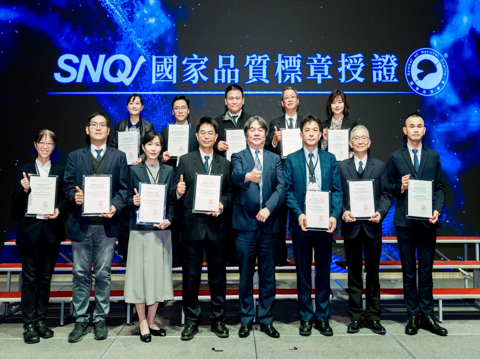 花蓮慈濟醫院檢驗醫學科連續兩年獲得SNQ國家品質標章認證,由張淳淳主任(前排左一)代表接受。