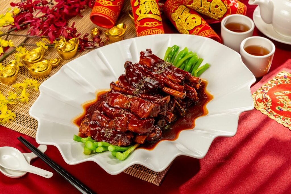 福容花蓮店_「紅麴冰糖無錫骨」選用花東酒糟飼養豬,取其腩排,以傳統菜色,創新的新技法製作