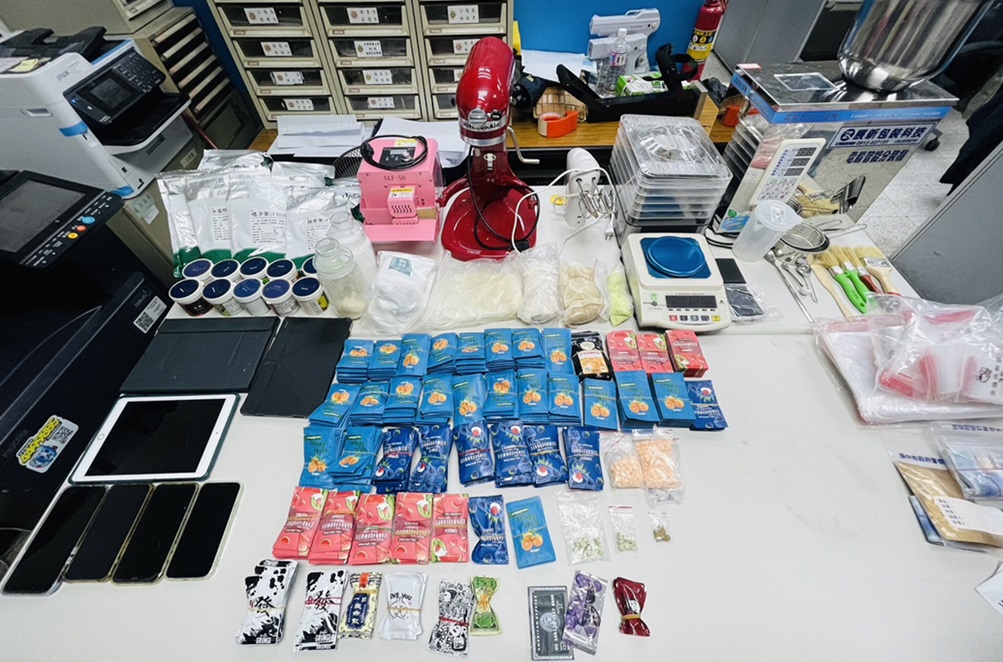 ▲圖說:中市刑大偵二隊偵破「POYA」販毒集團,起獲大批毒品咖啡包與製毒工具 (圖/台中市政府提供)