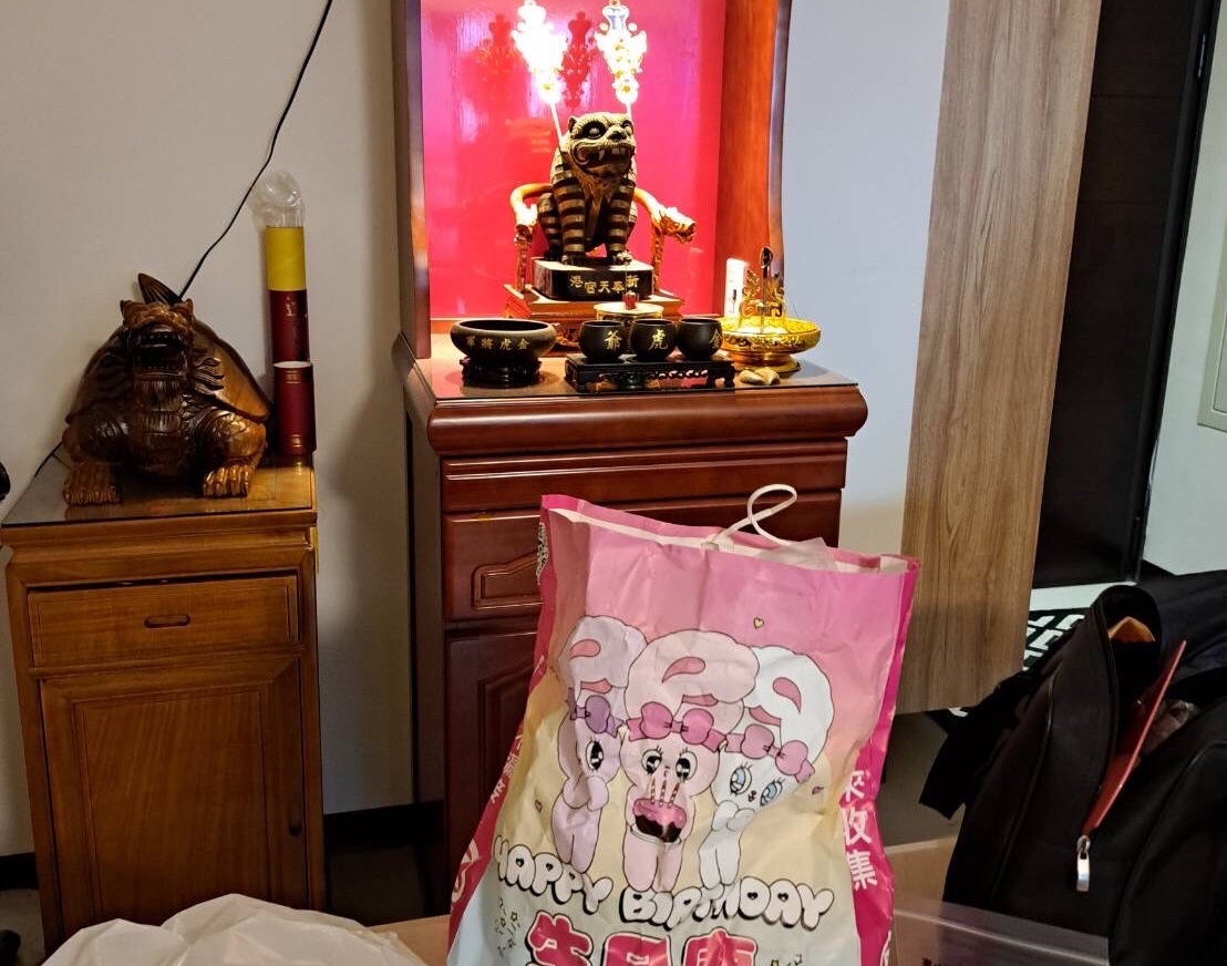 ▲圖說:警方持搜索票上門緝毒,嫌犯直指虎爺桌前:「那一包」 (圖/台中市政府提供)