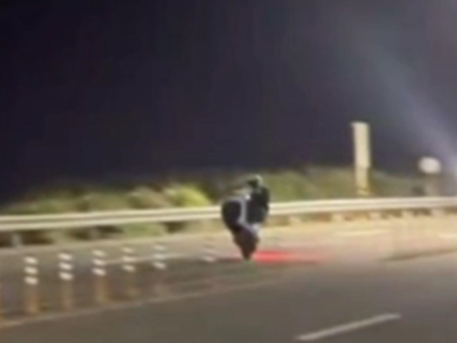 深夜飆車翹孤輪 兩騎士涉公共危險被逮還要收罰單 195 深夜飆車翹孤輪 兩騎士涉公共危險被逮還要收罰單 194