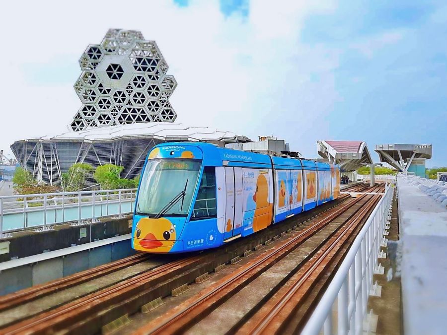 黃色小鴨主視覺與輕軌列車相繼登場 1/27高雄愛河灣見