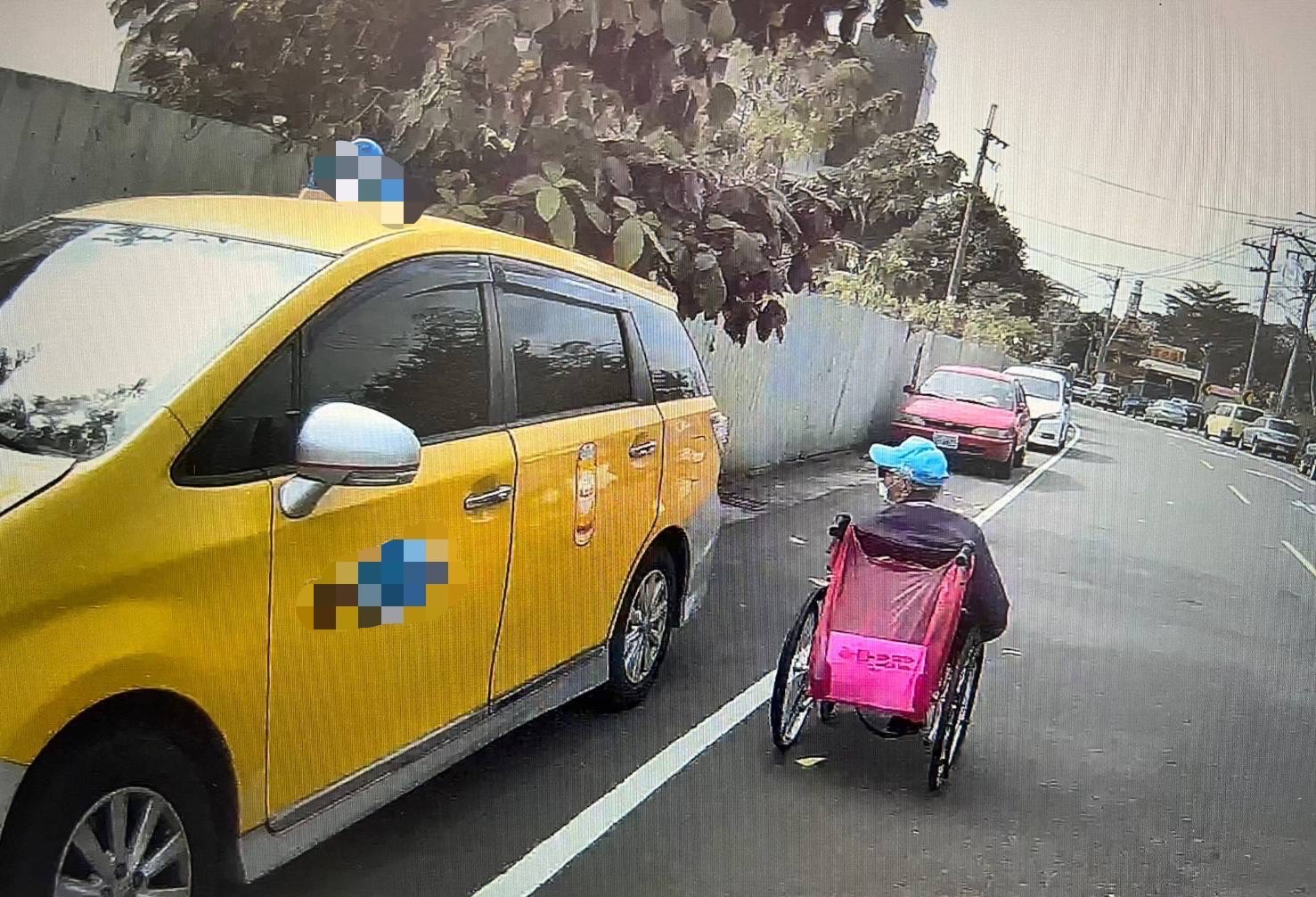 大里區塗城路，有一名老翁獨自坐著輪椅在大馬路上一路「巴庫」。（圖/江雁武翻攝）