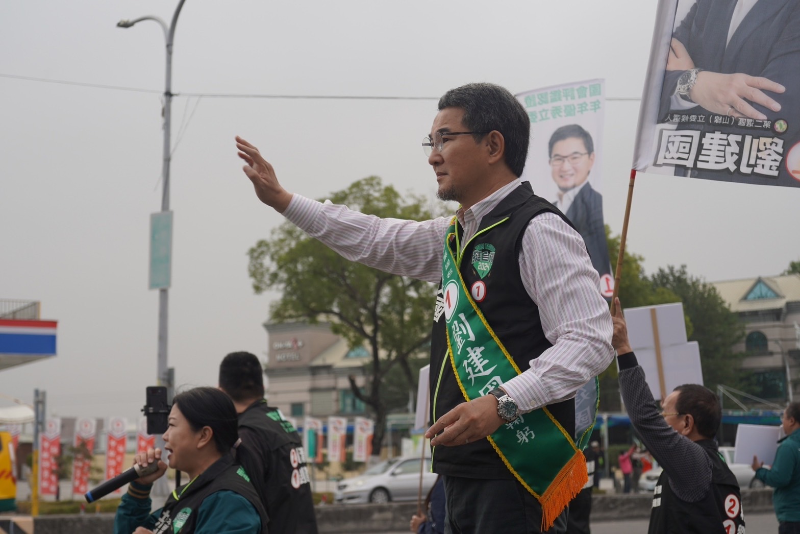 立委劉建國在斗六的文化路與大學路口拜票。(記者張欽翻攝)