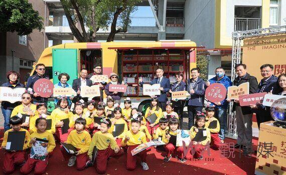 中市第2部太陽能行動圖書車嶄新啟用  副市長黃國榮：以美學與綠能開啟市民閱讀之窗