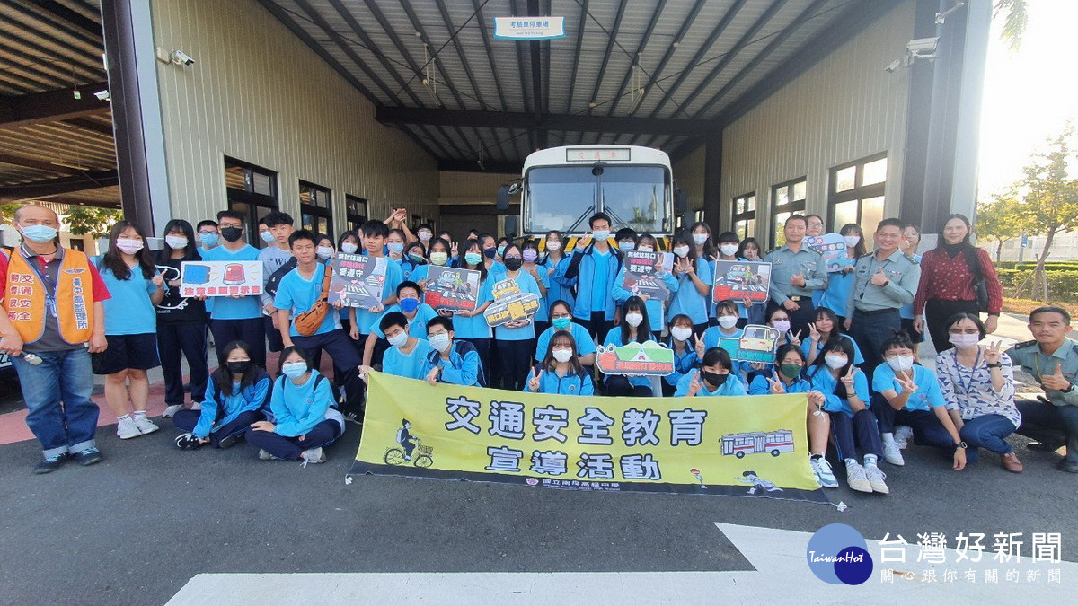 南投高中安排學生到南投監理站實地瞭解交通安全的重要。（南投高中提供）