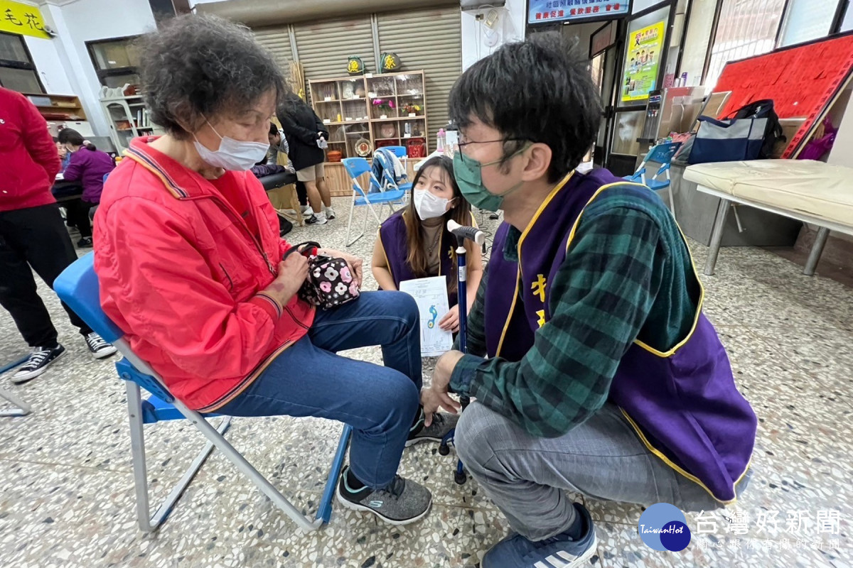 弘光科大物治系助理教授賴建宏（右）帶領學生進行足部健檢服務。