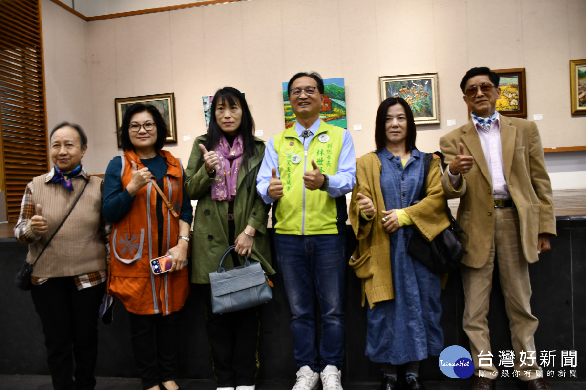 林世賢市長為太陽文化藝術協會會員聯展喊讚。圖／記者鄧富珍翻攝