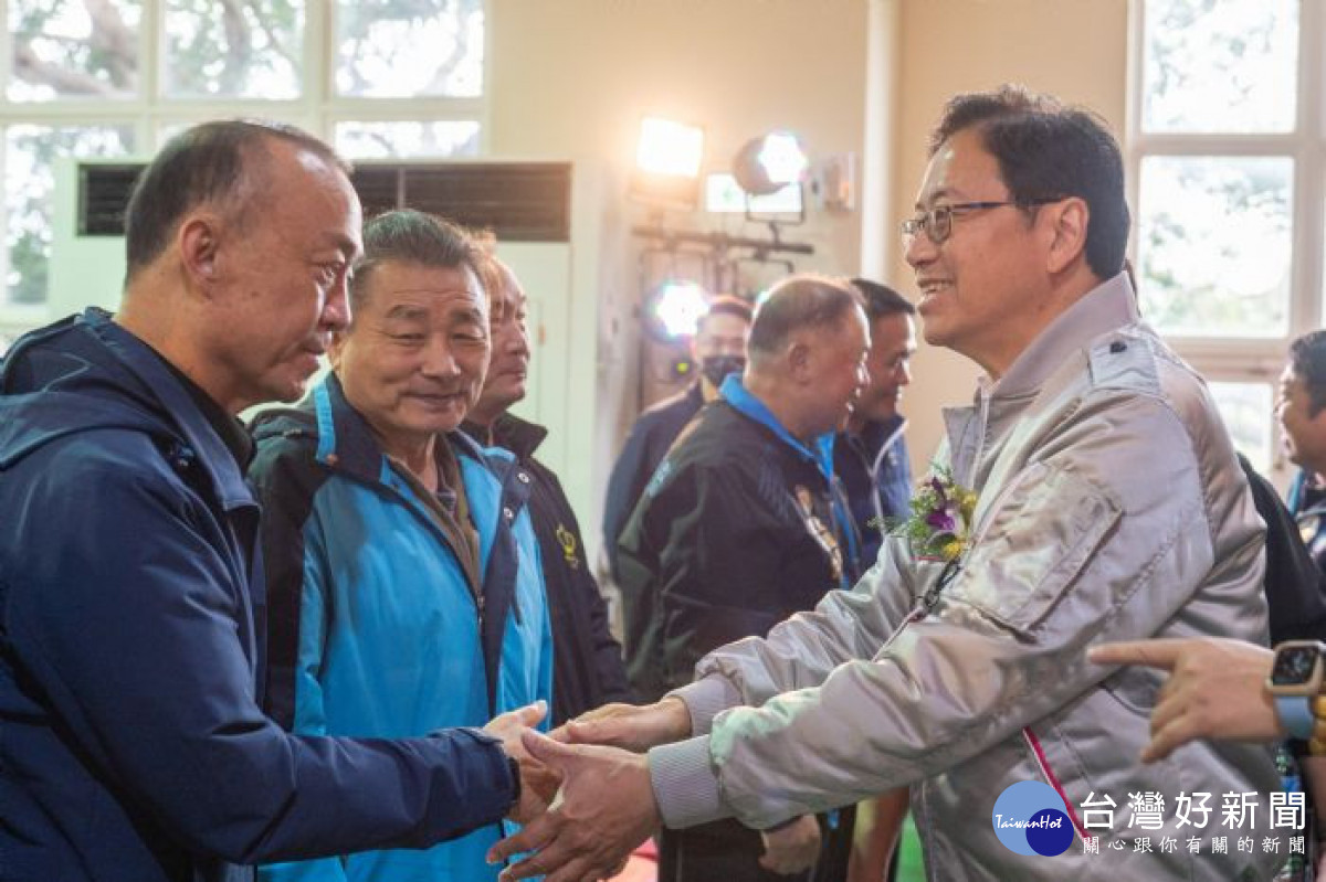 張市長問候農友們。<br /><br />