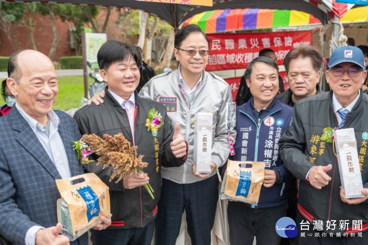 張市長參觀農特產展售攤位,並推廣當地生產的蕎麥產品。<br /><br />