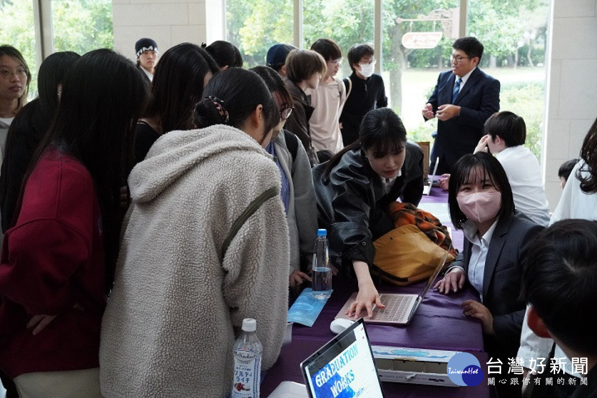 中華大學舉辦成果競賽，讓學生透過跨域多元學習，有自信地在台上展現四年所學。