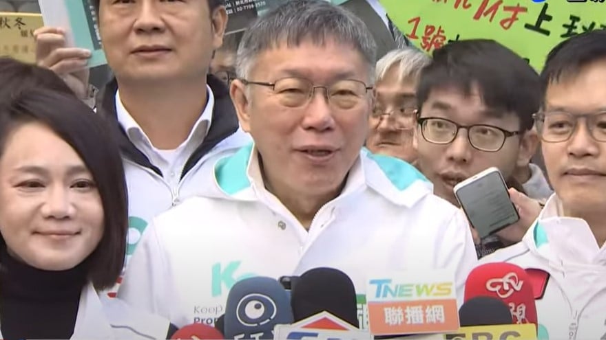 趙少康邀討論行政院長，柯文哲今受訪批權謀計算，現在玩的把戲就是為棄保鋪陳。翻攝畫面