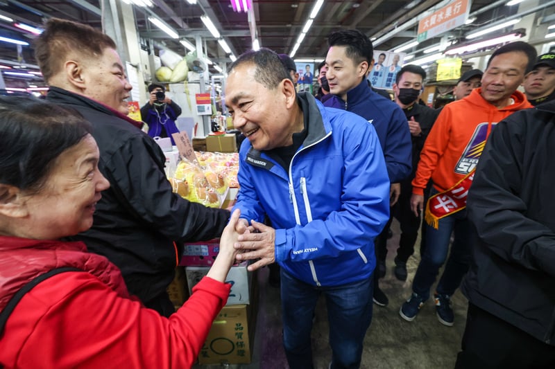 台北市長蔣萬安(後中)4日清晨陪同國民黨總統候選人侯友宜(前中)前往台北農產公司批發市場拜票。中央社