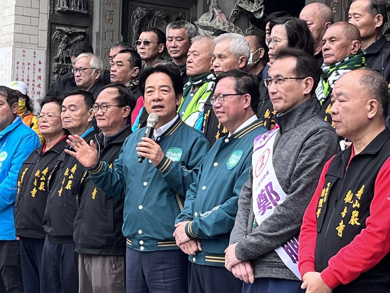 賴清德4日前往桃園市壽山巖觀音寺參香，並向民眾說明政治理念。中央社