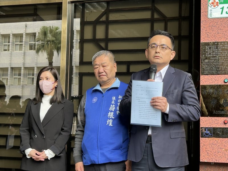 侯友宜競選辦公室發言人柳采葳(左)、新北市議長蔣根煌(中)、侯友宜委任律師簡榮宗(右)4日到台北地檢署控告李正皓。中央社