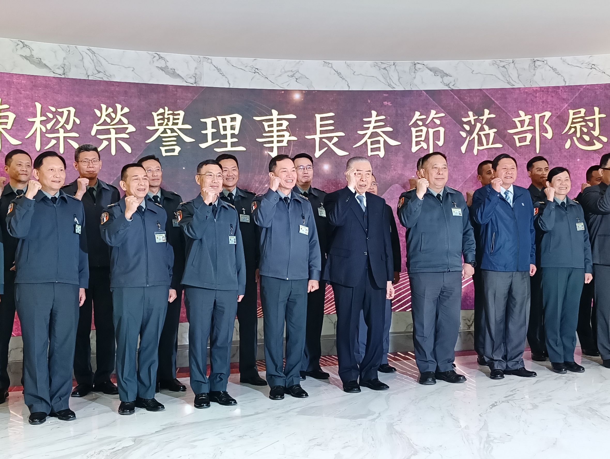 軍人之友社榮譽理事長李棟樑犒慰陸軍,感謝官兵奉獻與付出。王烱華攝