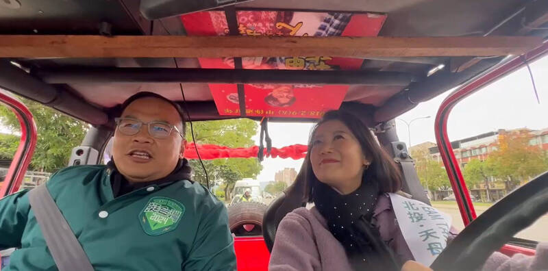吳思瑤(右)化身司機載王義川(左)。吳思瑤辦公室提供