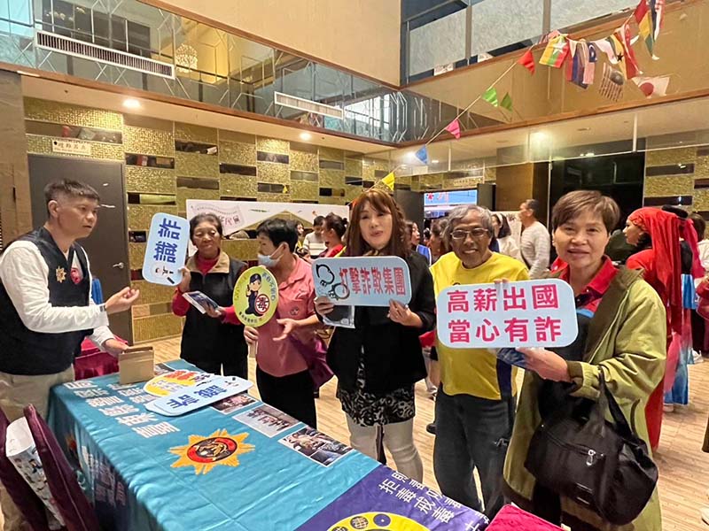 臺東縣警察局少年隊至國際移民日活動設攤。圖/台東縣政府
