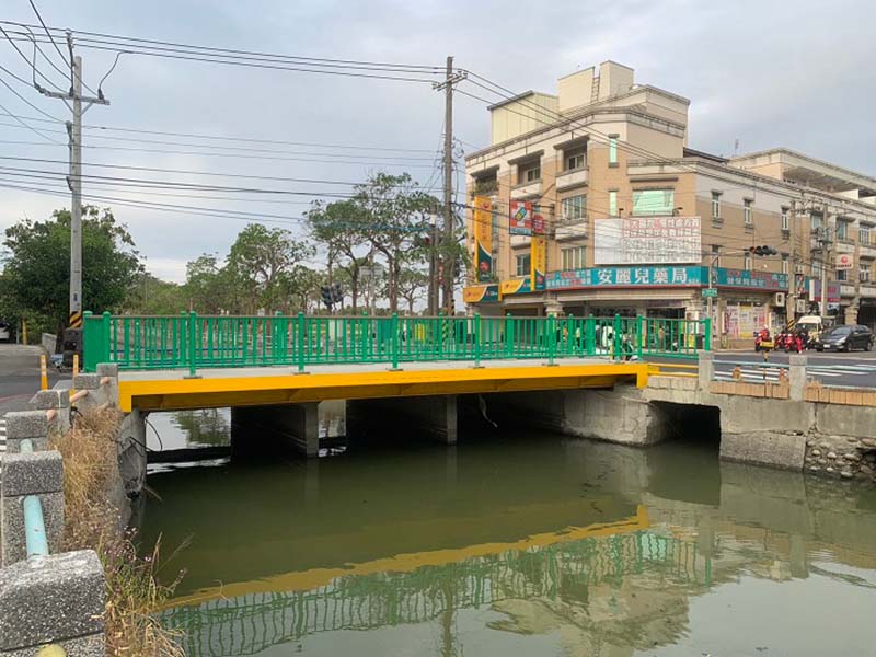 茄萣大排(進學路與忠孝街)增設人行橋完工開放。圖/高雄市政府工務局新建工程處