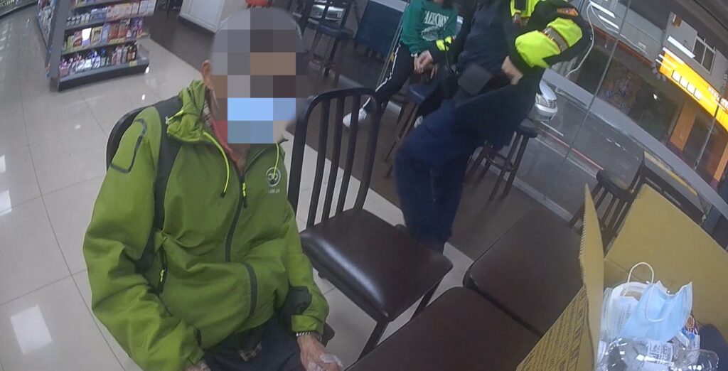 ▲圖說:老翁揹尿袋獨坐超商多日,熱心民眾報案請警方協助 (圖/台中市政府提供)