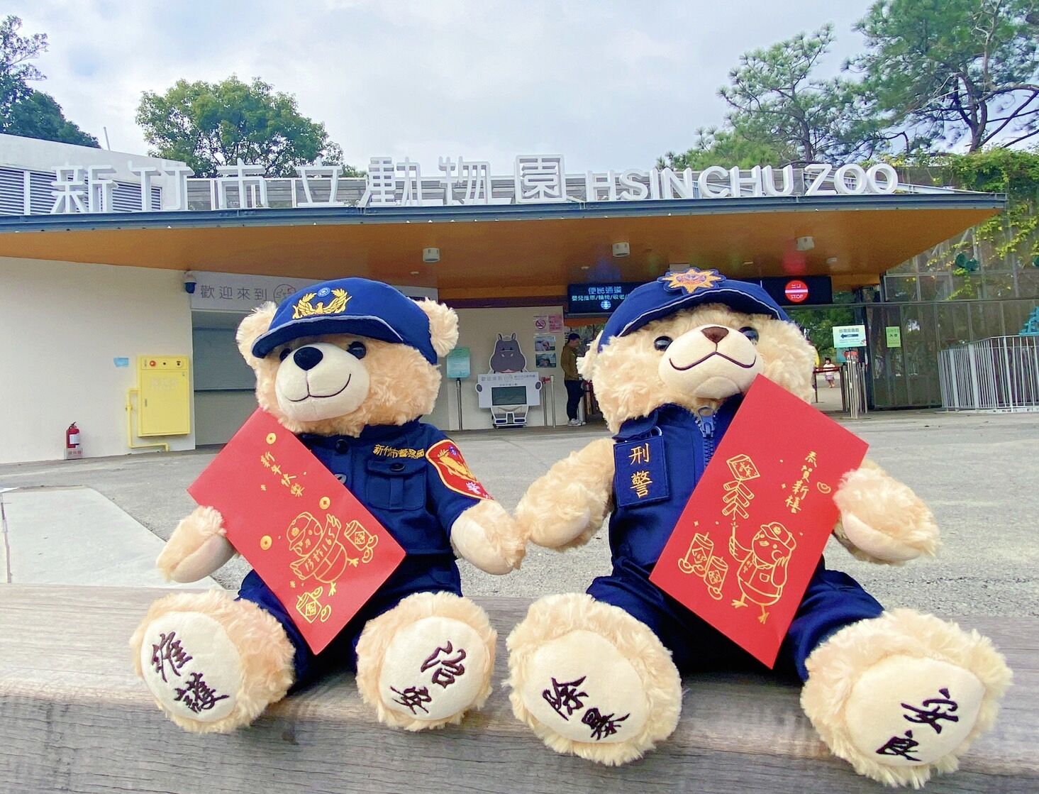 竹市警局自製「刑事一鴿」聯名防詐紅包袋 守護新年平安