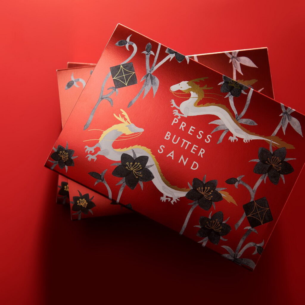PRESS BUTTER SAND 龍年禮盒，內含經典原味焦糖奶油夾心餅乾（圖左）＋草莓焦糖奶油夾心餅乾（圖中）＋栗子焦糖奶油夾心餅乾（圖右），共12入，每盒售價NT$1,180元。