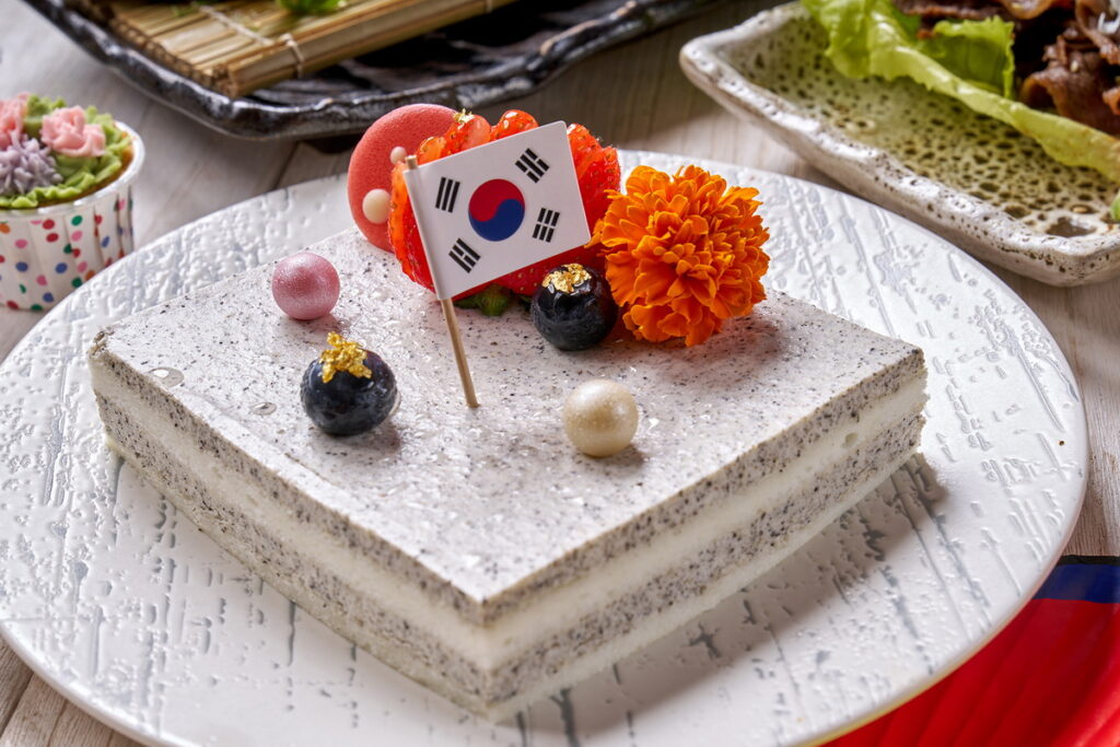 充滿芝麻香氣的「韓式芝麻米蛋糕」兼具美味與健康(台北福華大飯店提供)