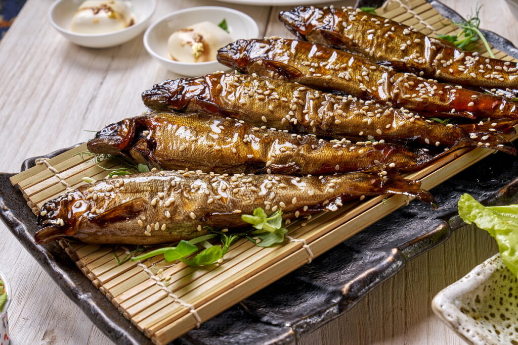 「香魚甘露煮」隻隻飽滿,香甜可口(台北福華大飯店提供)