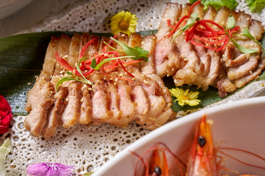 現點現做的「日韓綜合燒肉」一次品嚐牛五花、豬五花及和牛肉(台北福華大飯店提供)