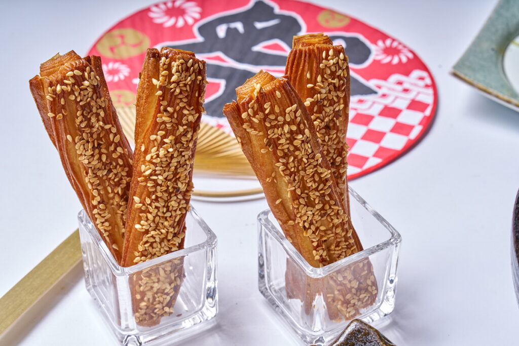 甜鹹滋味的「日式芝麻脆餅」帶來豐富的食感盛宴(台北福華大飯店提供)