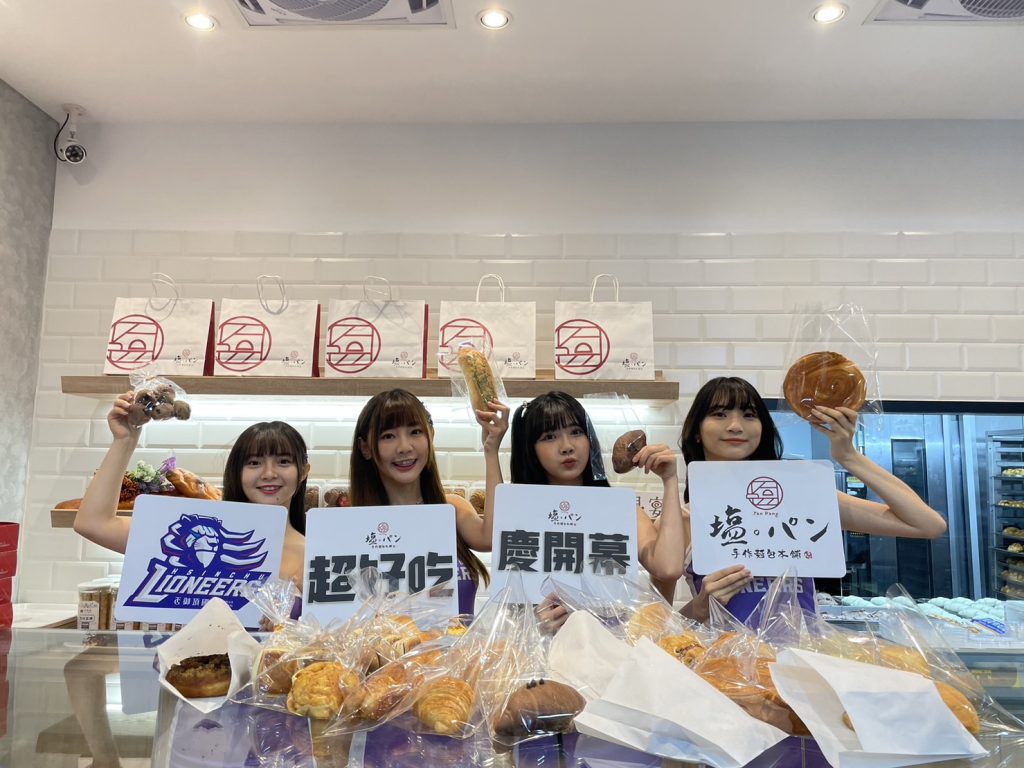 慕獅女孩為塩胖開幕活動熱舞,並擔任一日店長。(圖/御鼎提供)