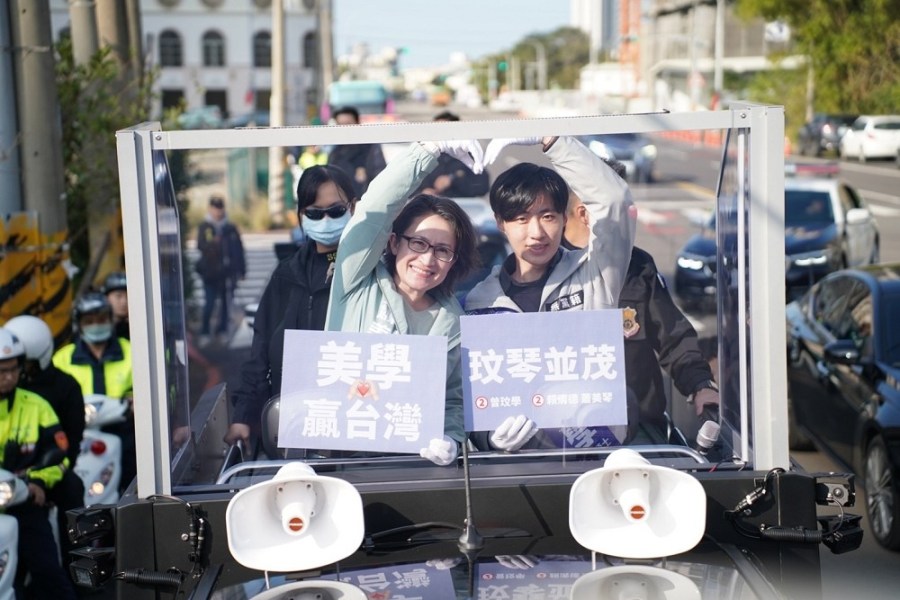 曾玟學合體蕭美琴車掃 大玩諧音梗「玟琴並茂、美學贏台灣」 226 曾玟學合體蕭美琴車掃 大玩諧音梗「玟琴並茂、美學贏台灣」 225