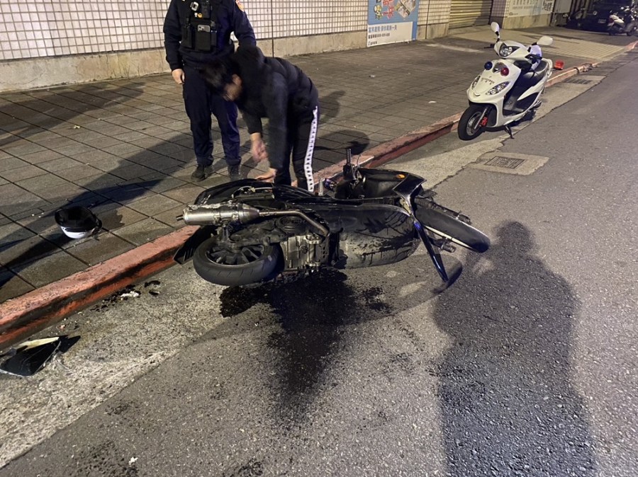 無照駕駛未開大燈被攔 騎士衝撞警車逃逸三百米被逮 223 cnews204240104a11