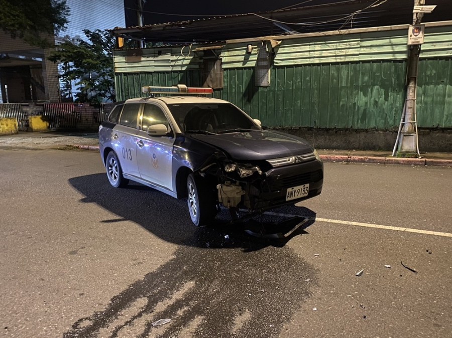 無照駕駛未開大燈被攔 騎士衝撞警車逃逸三百米被逮 224 cnews204240104a12