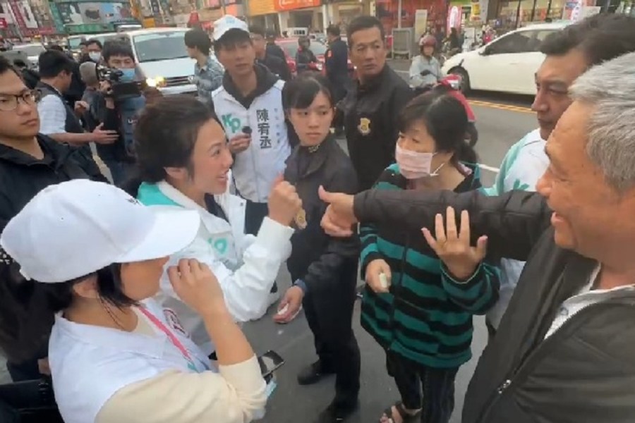 支持者跌倒擦傷 吳欣盈撇公主形象「亞洲蹲」幫擦藥 226 支持者跌倒擦傷 吳欣盈撇公主形象「亞洲蹲」幫擦藥 225