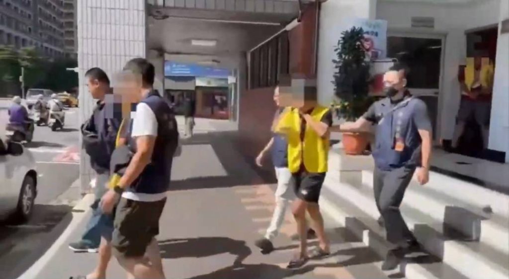嫌犯被依法移送。（記者林金聖翻攝）