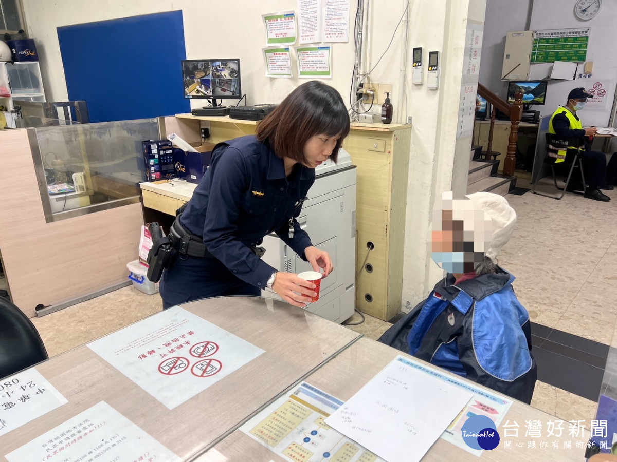 警方積極協助將老婦平安順利的送返家。