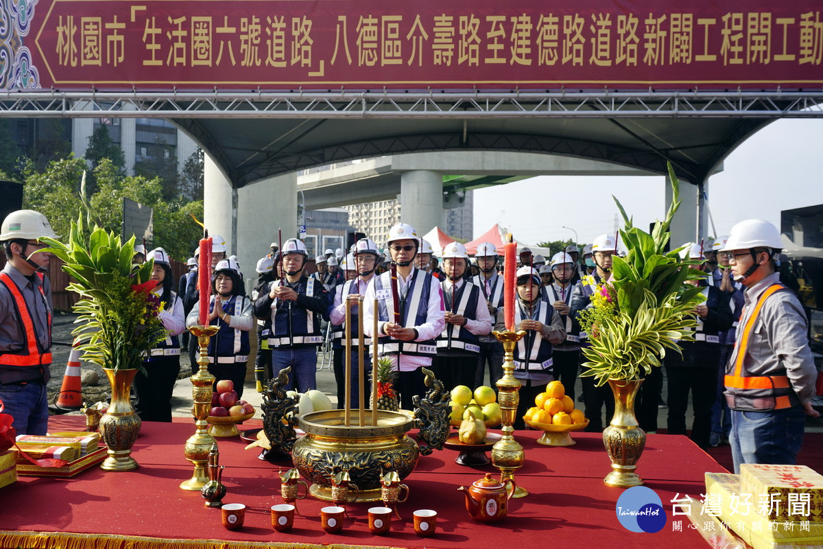 桃園市長張善政於八德生活圈六號道路(建國路到建德路段)開工動土典禮中焚香祈福。