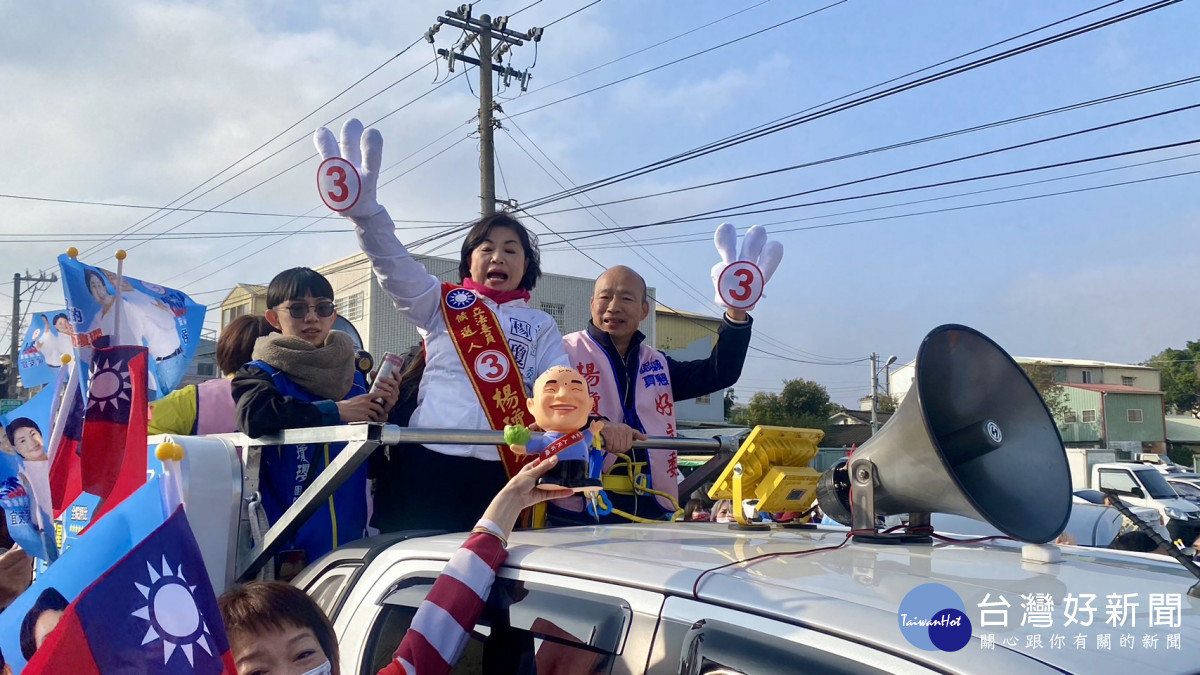韓國瑜、楊瓊瓔站上競選戰車比出OK手勢，力挺3號楊瓊瓔及侯康配。