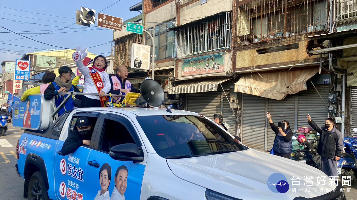 韓國瑜助選楊瓊瓔,並陪同車隊掃街大雅區忠義、六寶社區,沿街數百支持者揮舞國旗歡迎。