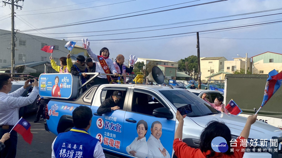 韓國瑜、楊瓊瓔站上競選戰車比出OK手勢,力挺3號楊瓊瓔及侯康配。